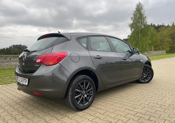 Opel Astra cena 30800 przebieg: 173000, rok produkcji 2012 z Radom małe 172